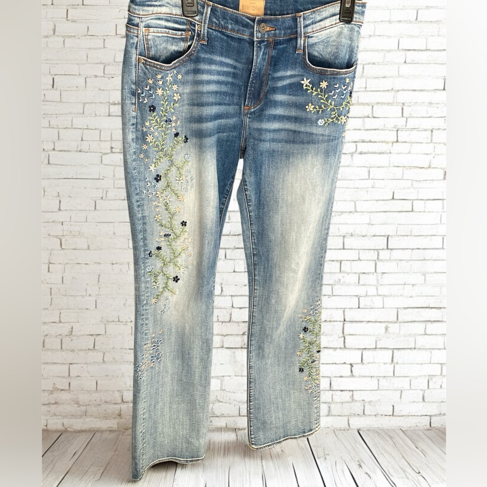 Size 30 Driftwood Kelly floral embroidered jeans